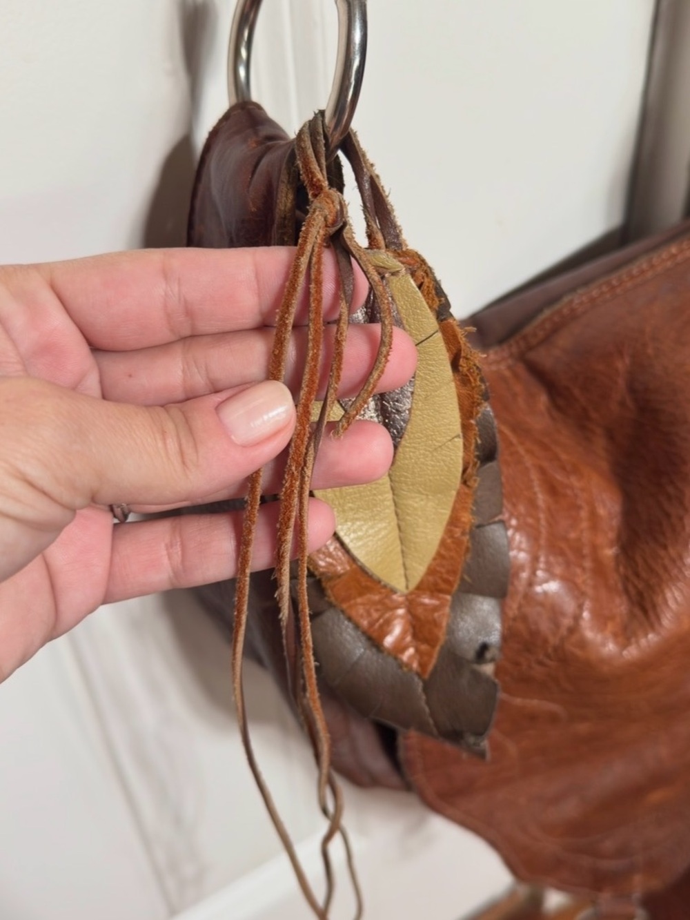 Handcrafted Retro Brown Leather Shoulder Bag with Decorative Stitching - Picture 5 of 16